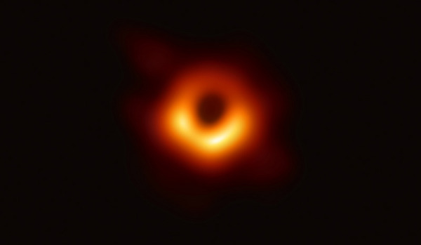 EHT计划成功拍到人类史上首次的超大质量黑洞影像。