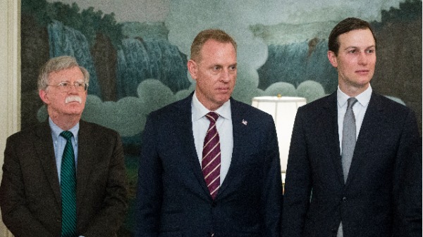美国国家安全顾问博尔顿（John Bolton）（左），代理国防部长沙纳汉（Patrick Shanahan）（中）和总统高级顾问库什纳（Jared Kushner）（右）
