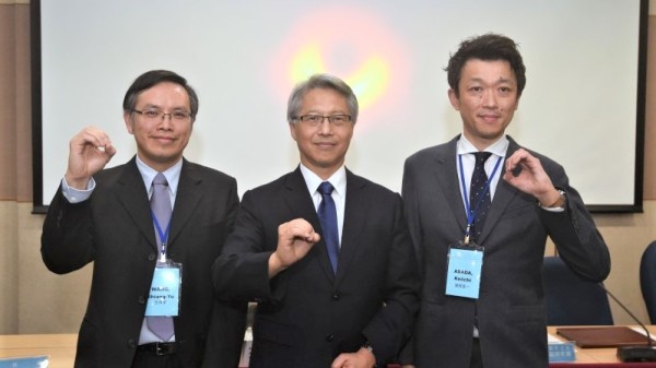 中研院長廖俊智（中）、中研院天文所副所長王祥宇（左）、天文所副研究員淺田圭一（右）在黑洞照片前合影。