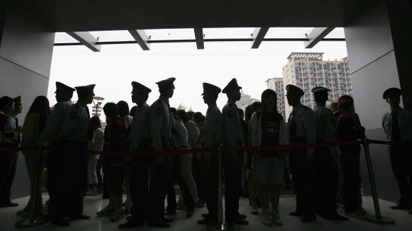 中国电视台录制节目期间冲击一群警察