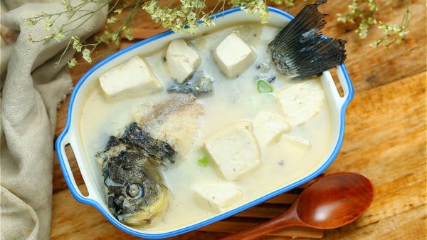 豆腐是高钙食物，鱼肉含丰富维生素D，能加强人体对钙的吸收。