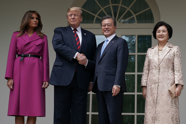 美国总统川普和第一夫人梅拉尼娅在白宫接见韩国总统文在寅和夫人金正淑。