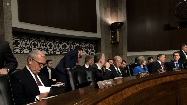 參議院軍委會共和黨人克雷默（左一）出席聽證會。