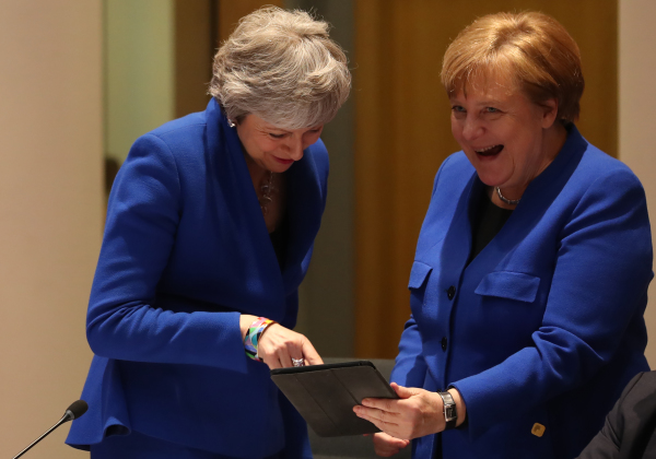 2019年4月10日，英国首相特雷莎・梅与德国总理默克尔在布鲁塞尔召开会议期间“撞衫”。