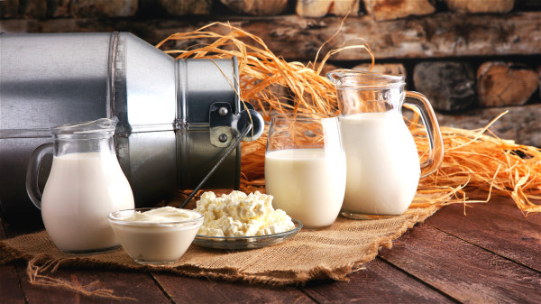 骨头汤含的钙不如牛奶，想要补钙就多喝牛奶。