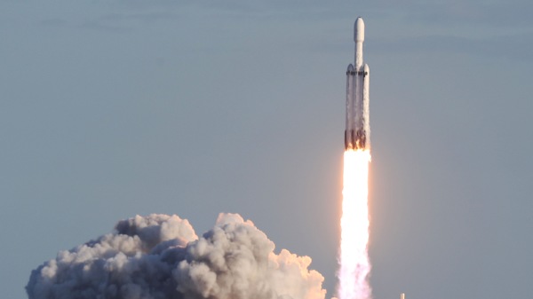 4月11日，SpaceX猎鹰重型火箭在佛州肯尼迪航天中心进行首次商业发射，成功将沙特阿拉伯通讯卫星Arabsat 6A送入轨道。