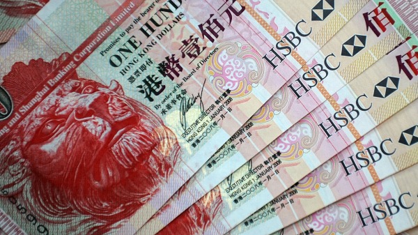 香港《预算案》公布前，财政司司长陈茂波已公开“喊穷”，放风要削减港人的福利，甚至加税或开征新税。（图片来源：MIKE CLARKE/AFP/Getty Images）