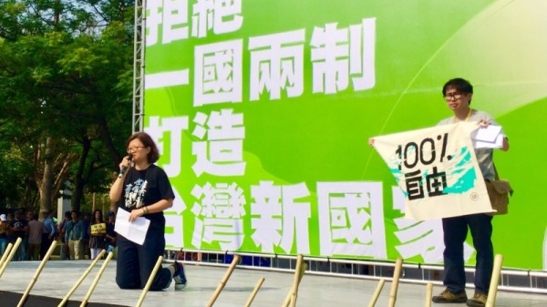 移民台灣的香港人鍾慧沁鍾慧沁在高雄遊行集會中下跪表達訴求。