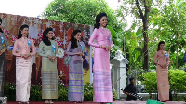 參加宋干小姐選美的年輕女性均會穿上泰式傳統服裝、梳上傳統妝髮，然後走上伸展臺。