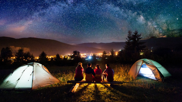 三五好友相约，有共同的兴趣与爱好露营。