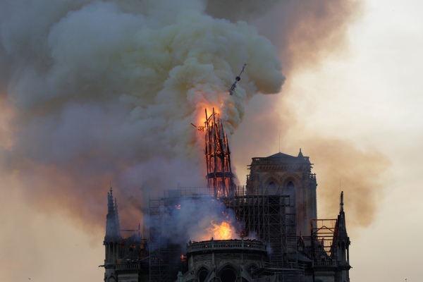 圣母院尖塔不敌火势猛烈而坍塌。