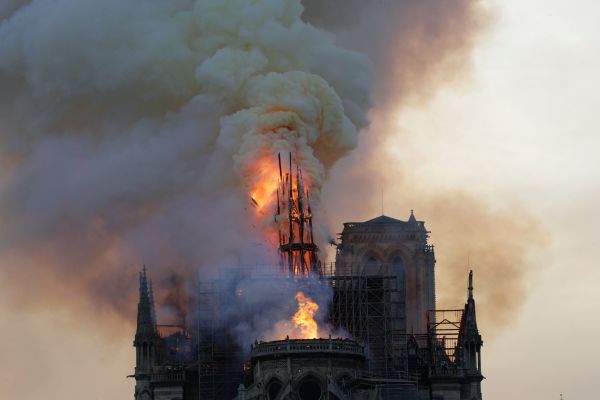 法国巴黎圣母院发生火灾，损失严重。