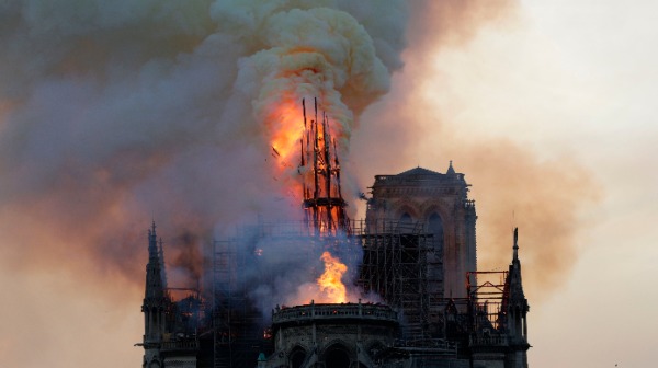 4月15日，巴黎聖母院發生大火。