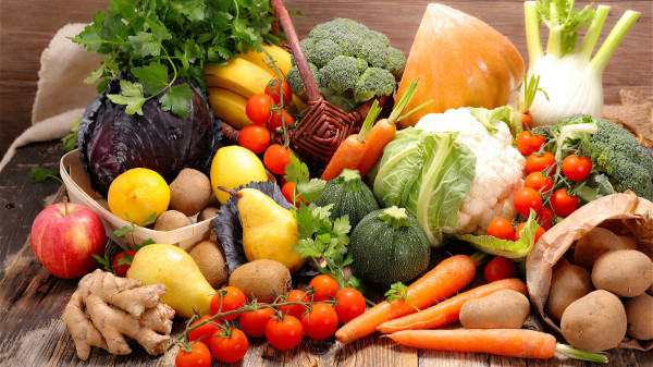 預防老年斑的出現，可多食用水果和蔬菜，或維生素E。