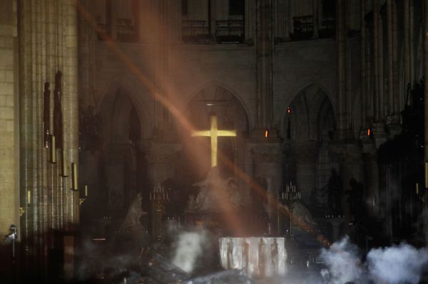 巴黎聖母院火災中，大教堂的祭壇和十字架奇蹟般完好無損。