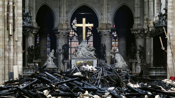 巴黎圣母院大教堂火灾后现场