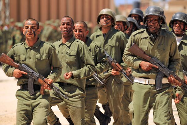 2019年4月18日，效忠利比亞國民軍的戰士在利比亞東部城市班加西的一所軍事學院參加畢業典禮