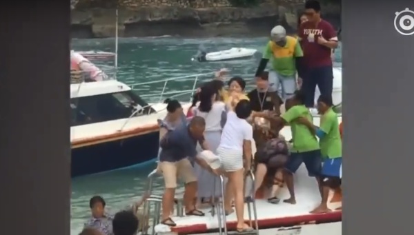不少中国人也选择走出国门去看看。最近发生一件中国大妈到峇里岛游玩，为了抢着下船，竟然互殴！让人不禁疑惑：中国人为什么那么着急？