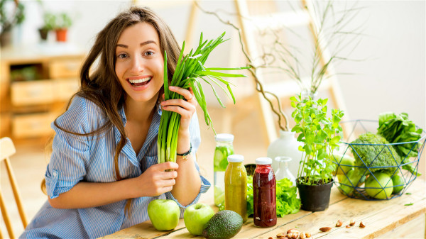 春天養肝的食療訣竅是吃春菜輕補陽氣，如春韭、豆芽、薺菜等是春天食療的佳品。
