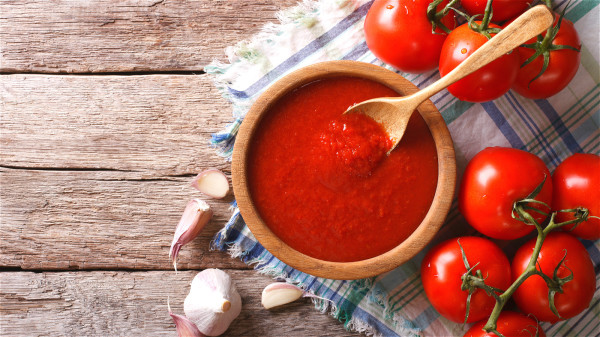 番茄绞碎做成番茄泥或番茄酱，搭配好油一起煮，其营养能发挥最大的价值。