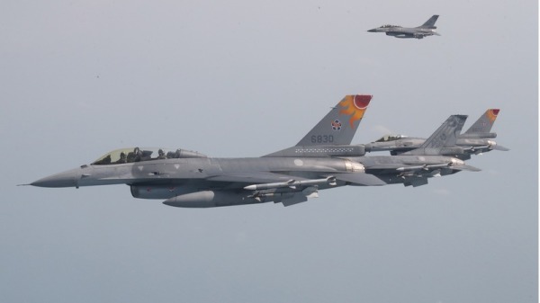 共機近日首度穿越台海中線。學者指出，台海中線原是美軍劃設而來，隨兩岸軍力消長逐漸成為了兩岸默契。圖為F-16。