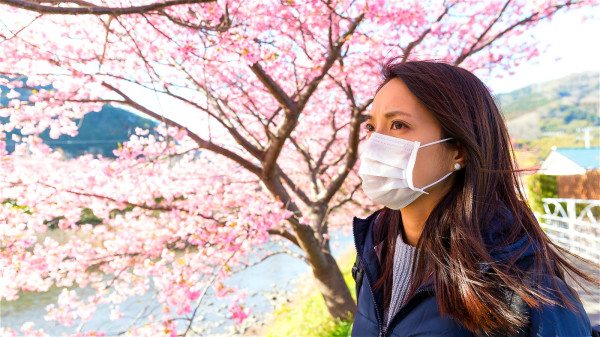 过敏性鼻炎患者在花粉浓度高时应减少外出，若外出则要戴上口罩等。