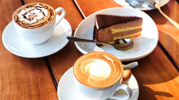 在咖啡因的帮助下，我们可以保持比较高的神经兴奋度、警觉性和注意力。