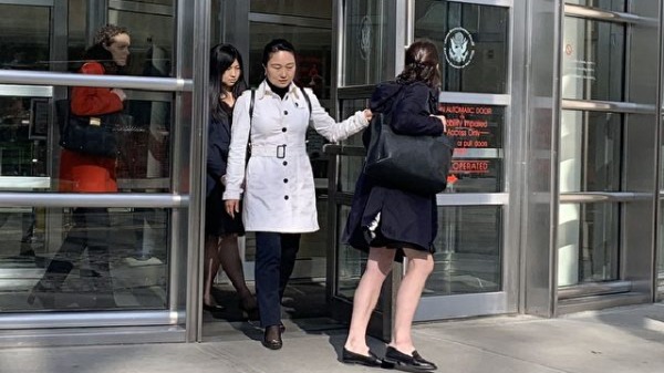 林英（白外套）4月17日认罪后走出法庭（图片来源：蔡溶/大纪元）