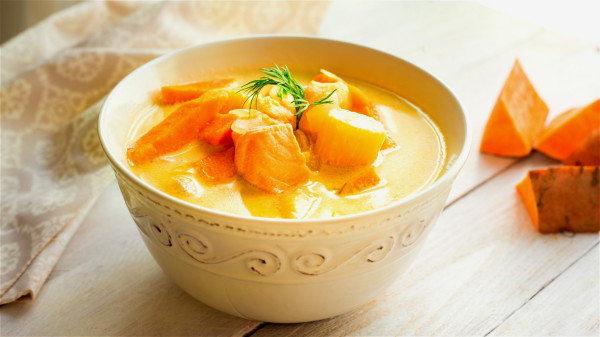 红薯粥具有健脾益胃、通畅大便的作用。