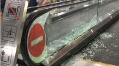 傳上海機場手扶梯玻璃「整片擠爆」(組圖)