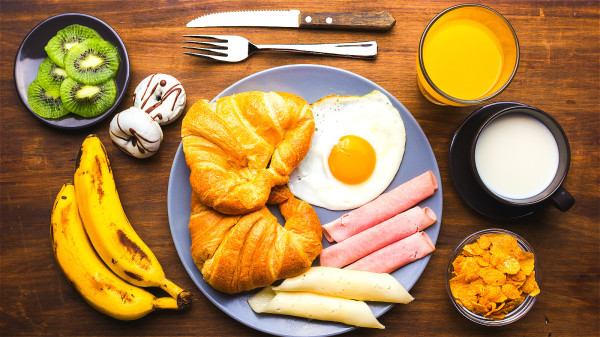 火腿加煎蛋和面包的早餐组合，容易增加高血压等心血管疾病的风险。