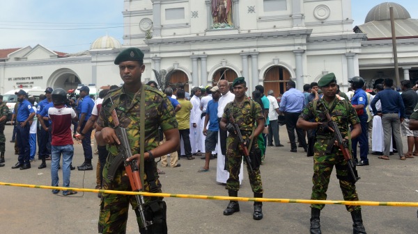 斯里蘭卡發生爆炸之後，軍隊守護在聖安東尼神社前。