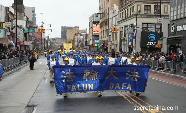 ​​​​​​​4月20日，上千名法轮功学员在纽约法拉盛举行盛大游行和集会，纪念法轮功学员425和平上访20周年