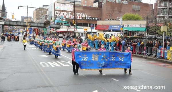 ​​​​​​​4月20日，上千名法輪功學員在紐約法拉盛舉行盛大遊行和集會，紀念法輪功學員425和平上訪20週年