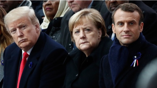 美國總統川普與德國總理默克爾和法國總統馬克龍在一起。