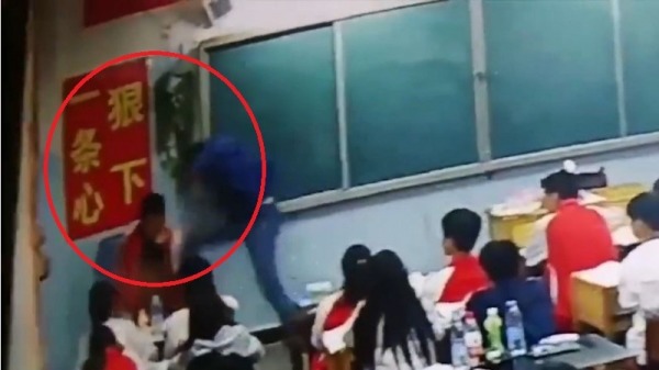 日前中國雲南兩名中學生在上課的時候遭到班主任痛毆，沒想到僅因為學生在上課偷吃零食。