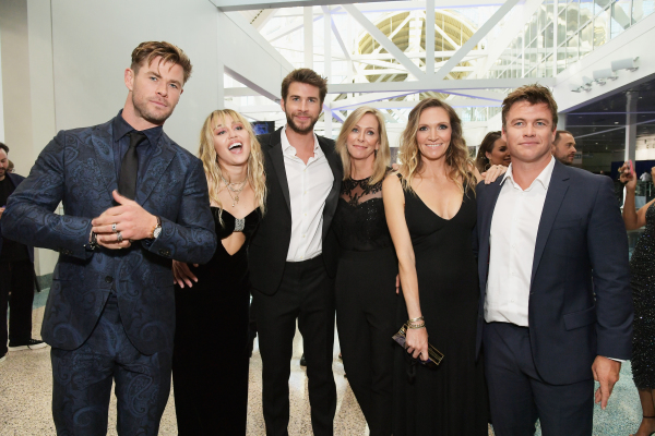 Chris Hemsworth，Miley Cyrus，Liam Hemsworth，Leonie Hemsworth，Samantha Hemsworth和Luke Hemsworth出席在洛杉磯會議中心舉行的漫威工作室《復仇者聯盟4：終局之戰》洛杉磯全球首映。