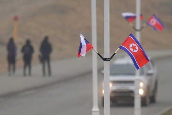 2019年4月23日，俄罗斯远东港口符拉迪沃斯托克街道的灯柱上固定了朝俄两国国旗。