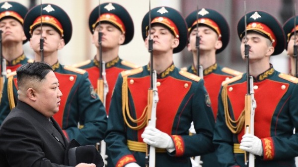 2019年4月24日，金正恩抵达俄罗斯远东港口符拉迪沃斯托克，在当地火车站举行的欢迎仪式上走过仪仗队