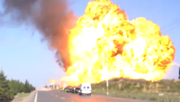 陕西油罐车突然起火爆炸：“快！撤！撤！”