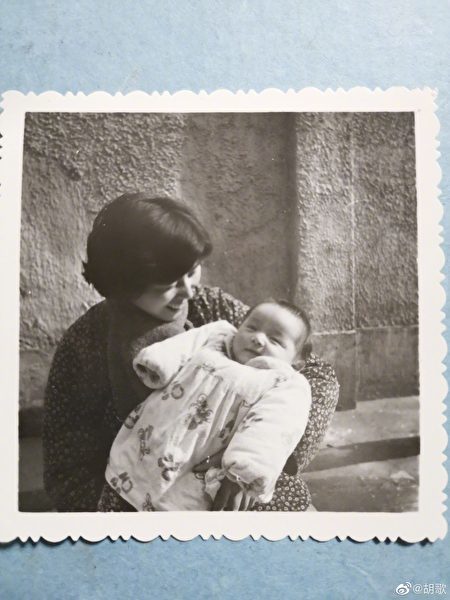 胡歌PO出幼時與媽媽的合照，寫下：「獻給一位遠方的女士。」追悼因癌過世的母親。