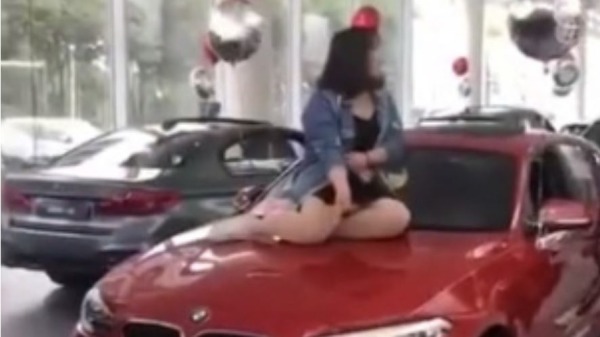 中国西安有一名女子爬上奔驰的引擎盖抗议成功，掀起一股模仿热潮。比如这名江苏女子疑似跟BMW店家发生纠纷，竟也坐到展示车上要求赔偿。