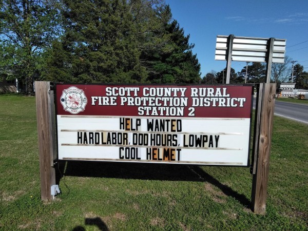 美國密蘇里州斯科特郡消防隊想出妙招，以幽默方式刊登招募廣告。