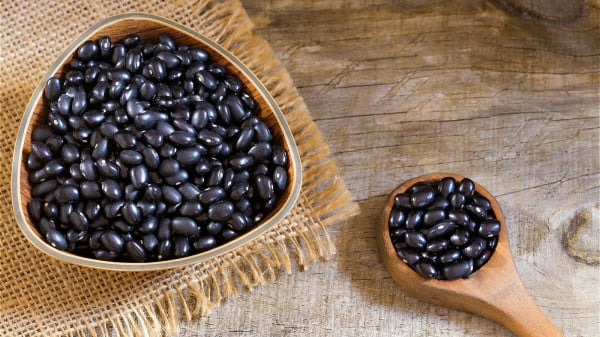 黑豆养生法，可除湿软化血管。