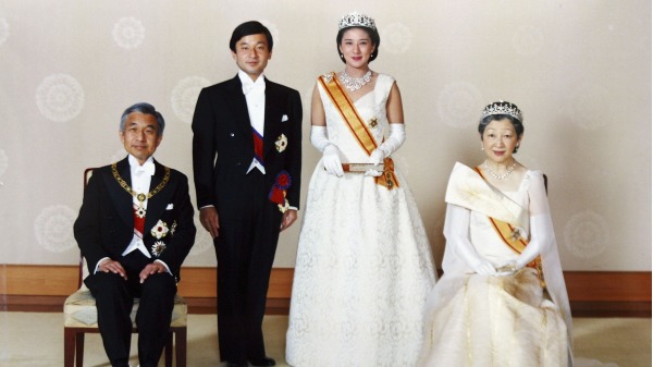 1993年6月9日，日本新天王德仁和他的妻子新王后雅子在他们的婚礼后与明仁上天王和上王后美智子在东京王宫合影。