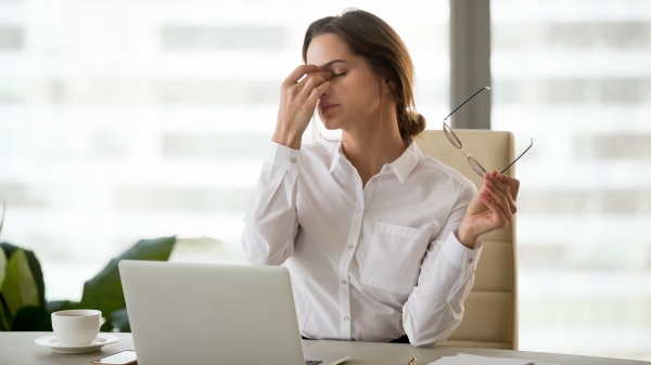上班族长时间盯着电脑的萤幕，容易使眼睛产生疲劳，善用眼药水可有效缓解疲劳。