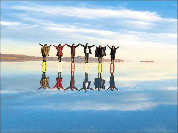 真实的“天空之镜”位于玻利维亚乌尤尼盐湖，每年吸引许多游客到场打卡。