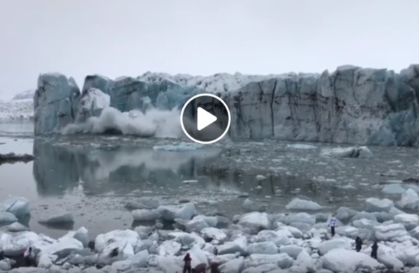 冰岛冰山突崩塌！赏冰游客仓皇逃生