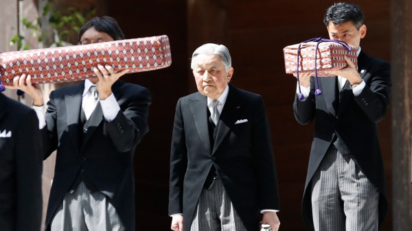 日本明仁天皇30日下午进行退位仪式，将交接象征日本的三神器“八咫镜”、“天丛云剑”和“八尺琼勾玉”。