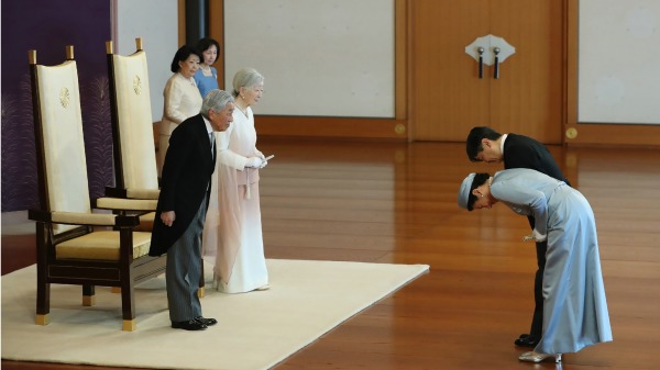 日本的明仁上天王（L）和上王后美智子（第二L）收到新天王德仁（R 後方）和新王后妃雅子（前線）的問候，作為明仁天王在王宮登基30週年的一部分儀式。